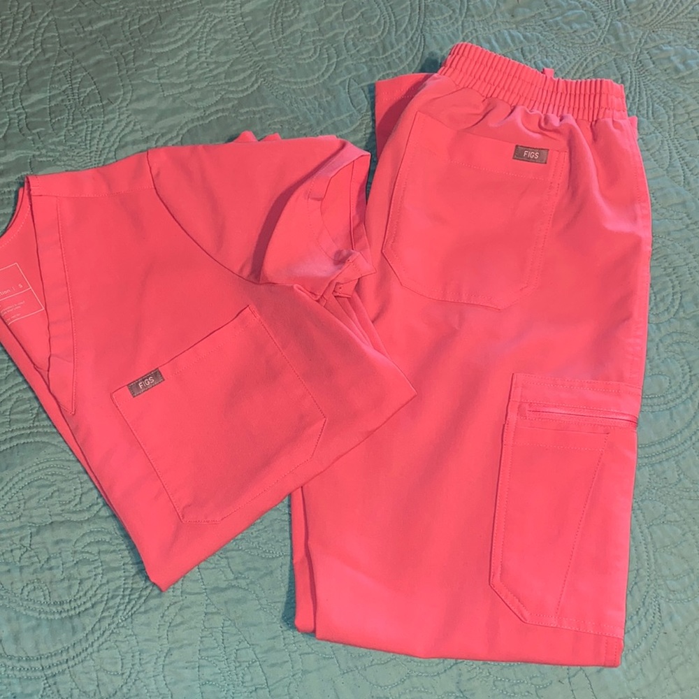 FIGS Neon Pink scrub set. Yola pants and Catarina top. Small